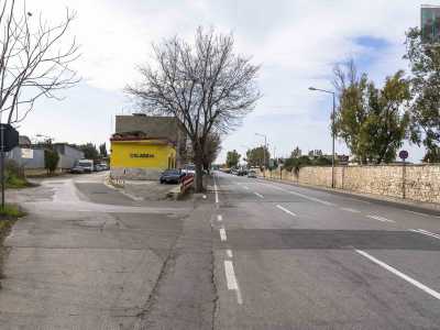 Per raggiungere Strada Privata Deserto basta imboccare via Bruno Buozzi: dirigendosi in direzione Modugno la strada appare sulla sinistra, quasi nascosta da un�officina gialla